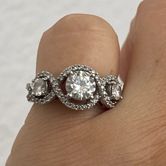 14k white gold moissanite ring size 7 - Picture 2 of 11
